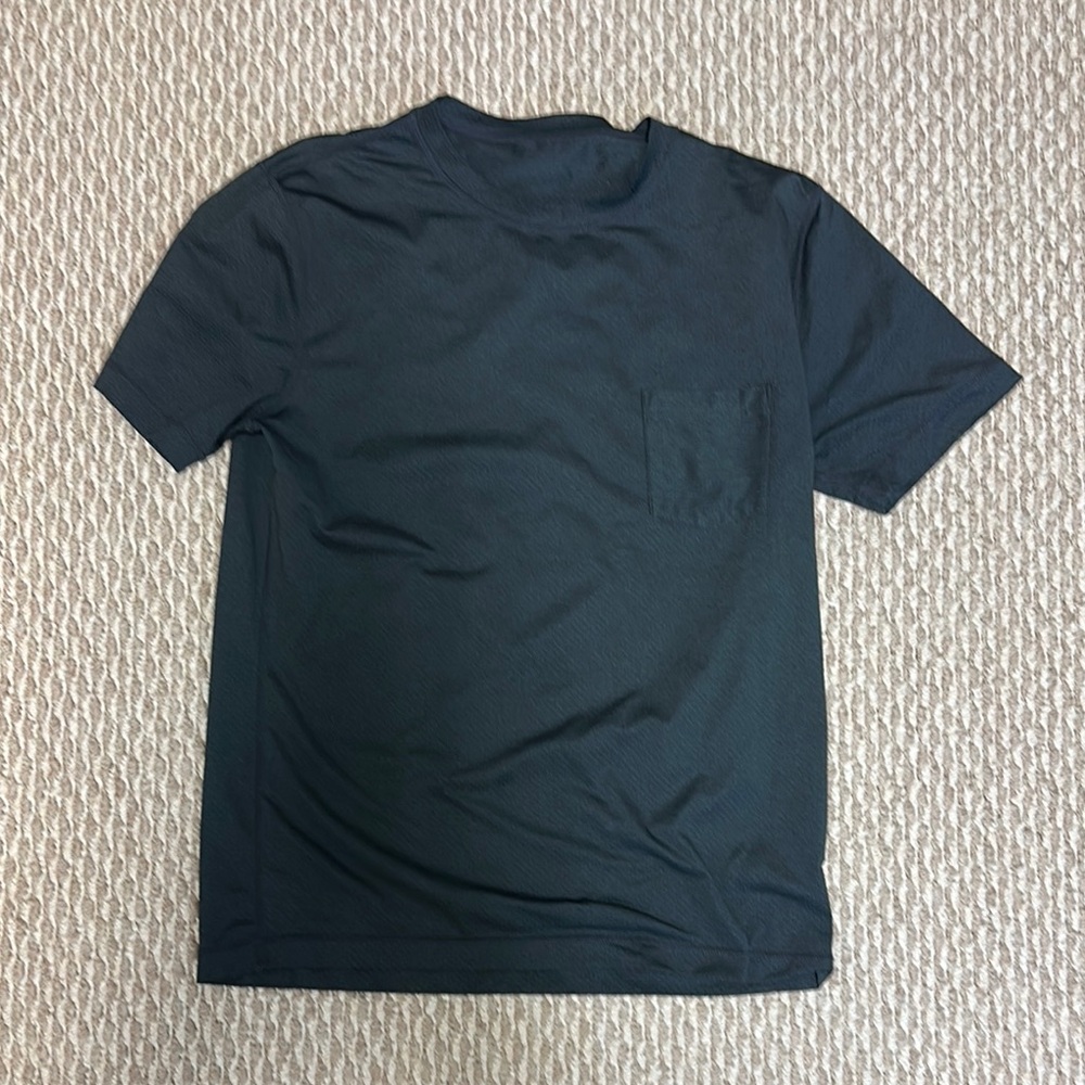 Men's Vuori Tradewind Performance Tee, black heather sized small